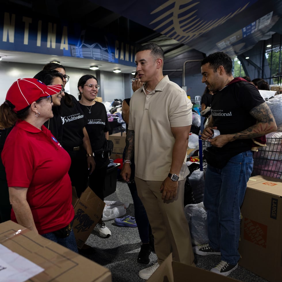 Ramón Luis Ayala Rodríguez, conocido artísticamente como Daddy Yankee, llegó al estadio Hiram Bithorn, Casa de los cangrejeros de Santurce en la liga invernal. Este se mostró solidario con los voluntarios que recogen viveres para ayudar a Venezuela, pais que sufrió la pasada semana dos terremotos consecutivos.