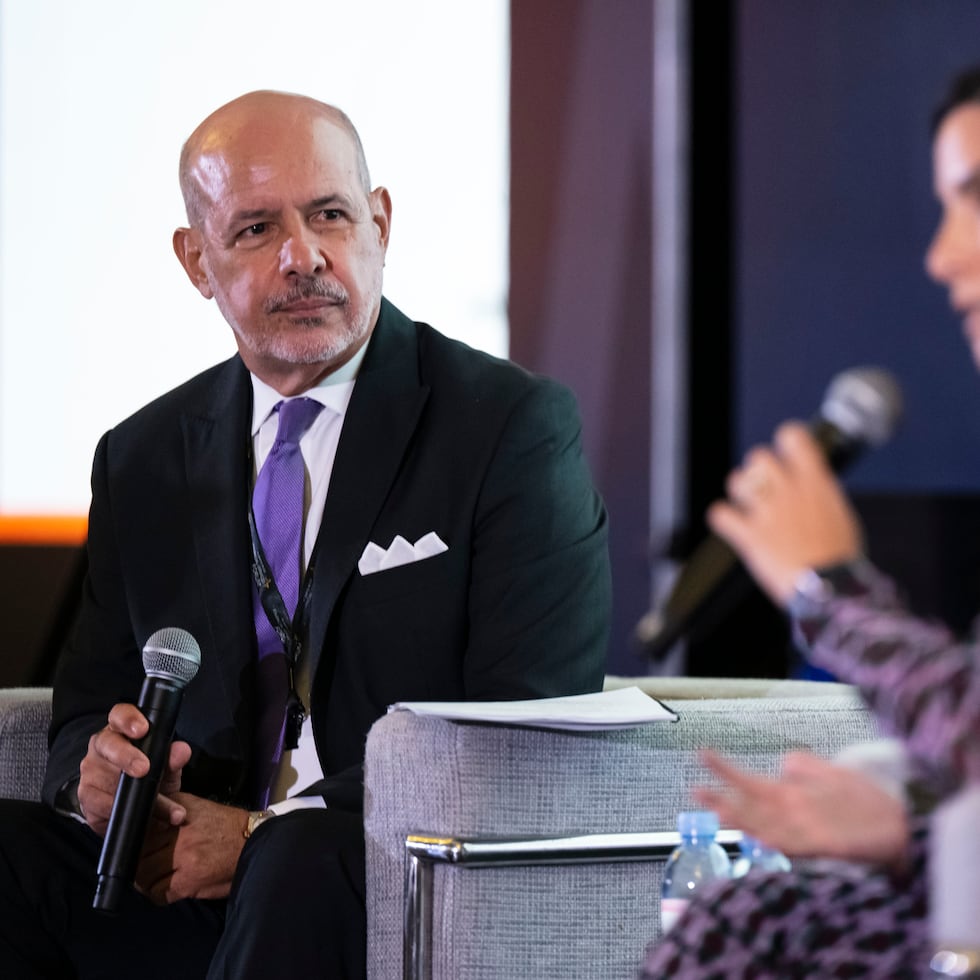 Eduardo Colón, president of the Puerto Rico International Banks Association (PRIBA), and former Commissioner of Financial Institutions Natalia Zequeira during the fourth edition of the Financial Services Forum.