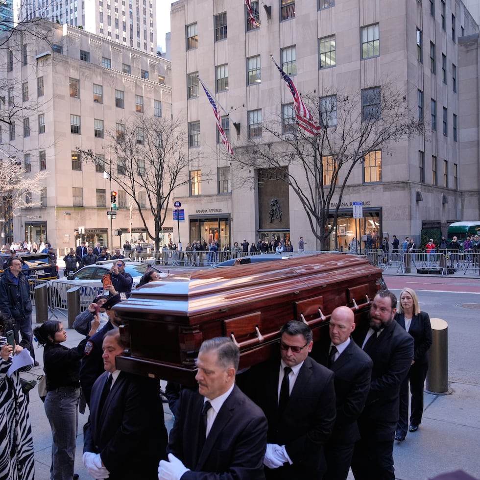 El féretro con los restos de Willie Colón a su llegada a St. Patrick's Cathedral para el funeral del músico. (AP Photo/Seth Wenig)