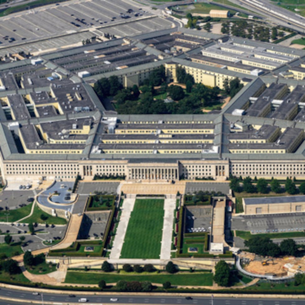 Una política del Pentágono que limita el acceso de los periodistas al edificio está privando a los estadounidenses de información vital sobre las operaciones militares de Estados Unidos mientras el país está en guerra, alega la demanda.