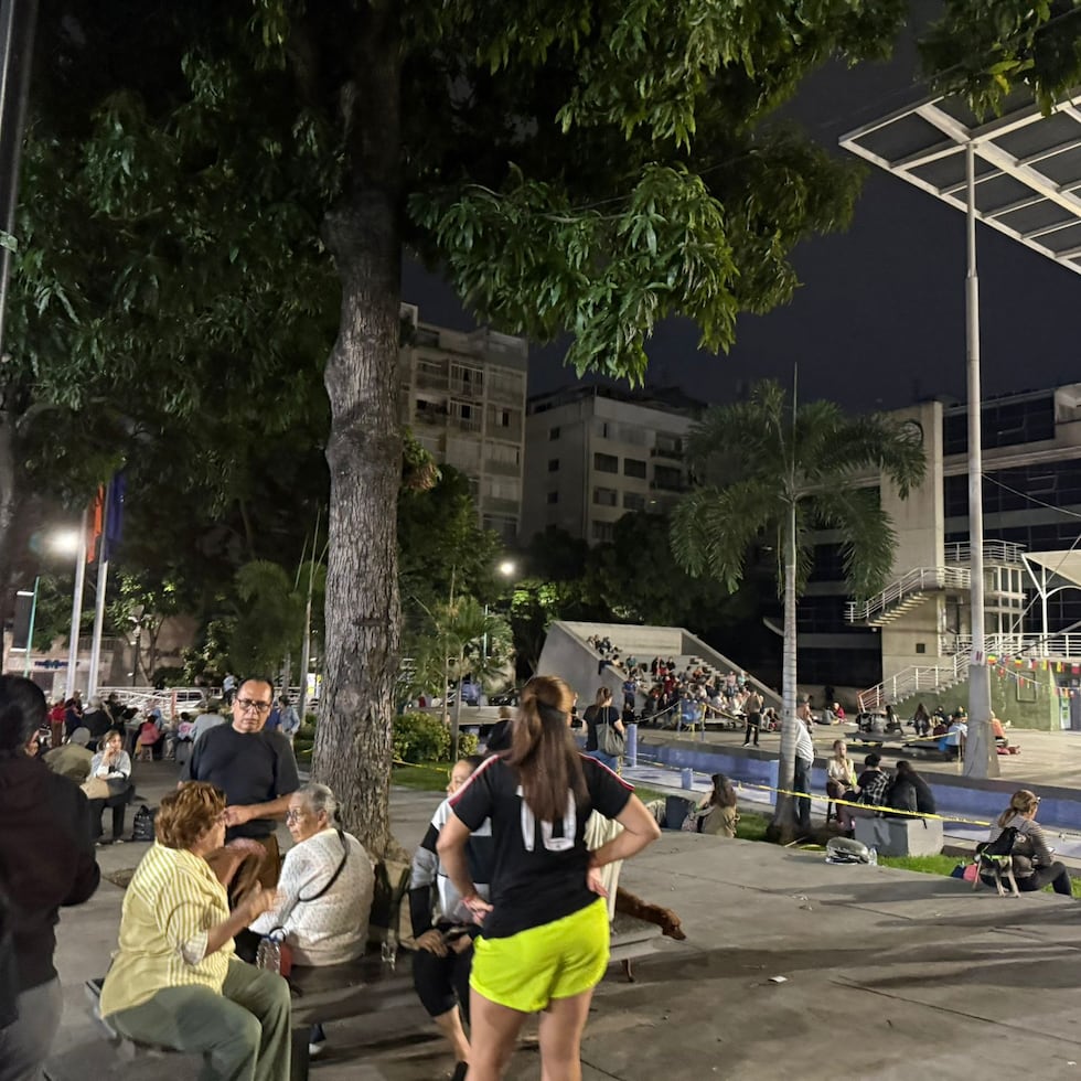 La puertorriqueña María Edén Sánchez narró que muchas personas prefieren estar en un lugar sin techo por miedo a que colapse alguna estructura en Caracas, Venezuela.