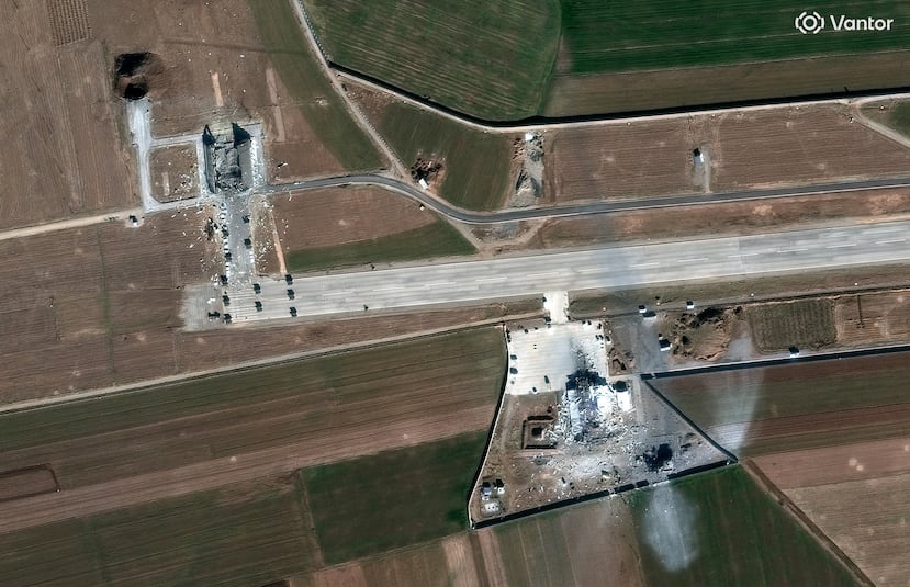 Esta imagen satelital proporcionada por Vantor muestra los ataques aéreos que destruyeron edificios y equipos en una base de drones en las instalaciones de Choqa Balk-e, el lunes 2 de marzo de 2026, al oeste de Kermanshah, Irán. (Imagen satelital ©2026 Vantor vía AP)