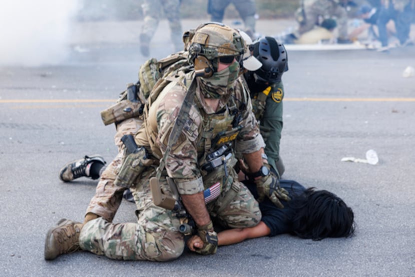 Protestas en Chicago tras tiroteo de Border Patrol. Agentes arrestan manifestante.