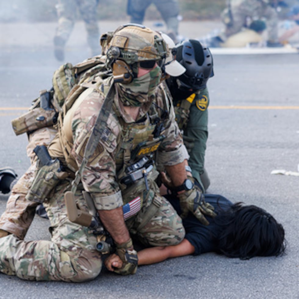 El juez federal Jeffrey Cummings anunció durante una audiencia celebrada en Chicago que ordenaría la liberación total de 13 individuos detenidos basándose en un decreto de consentimiento de 2022.