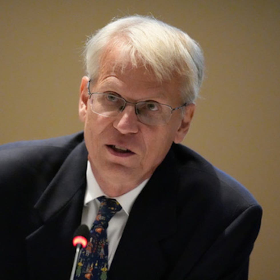 El Dr. Martin Kulldorff habla durante una reunión del Comité Asesor sobre Prácticas de Inmunización en los CDC, el 25 de junio de 2025, en Atlanta. (AP Photo/Mike Stewart, Archivo)