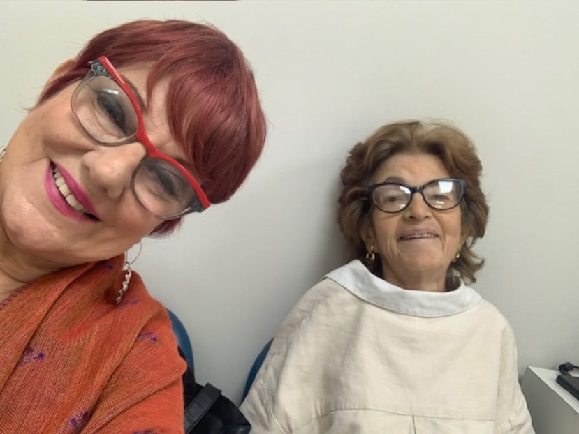 Lily García con su mamá, Lilliam.