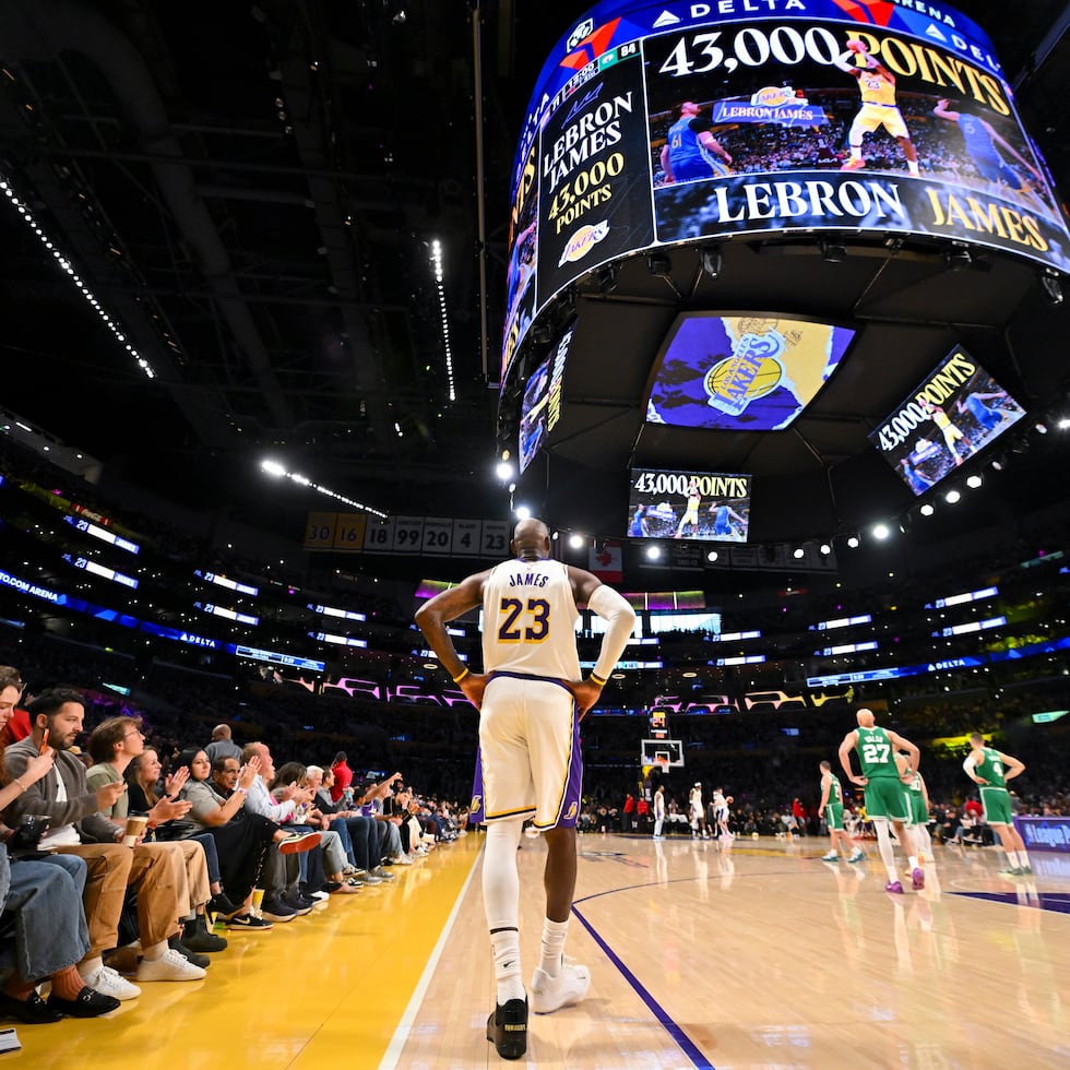 LeBron James recibe una ovación tras su punto 43,000 en temporada regular de la NBA.