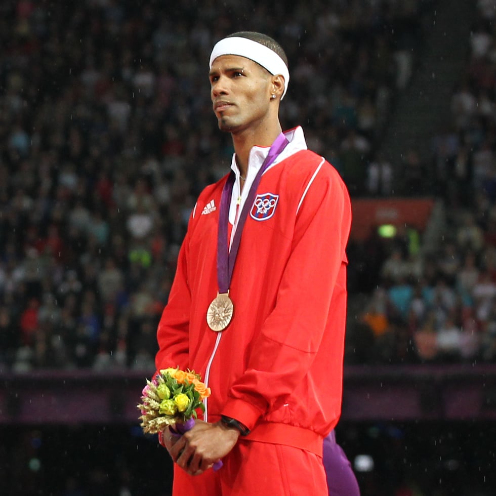 Javier Culson posa con la medalla de bronce que conquistó en los 400 metros con vallas durante los Juegos Olímpicos de Londres 2012.