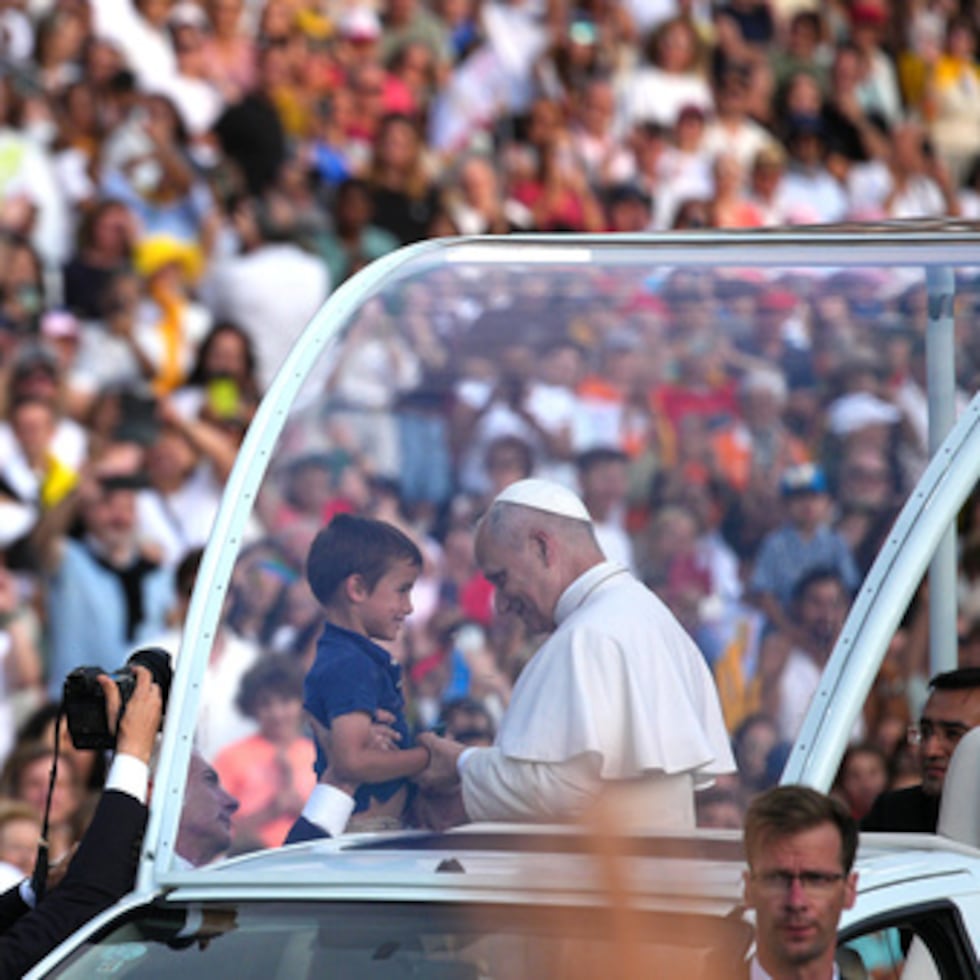 El papa León XIV bendice a un niño antes de una vigilia en el estadio olímpico Lluis Companys en Barcelona, España, el martes 9 de junio de 2026. (AP Foto/Emilio Morenatti)