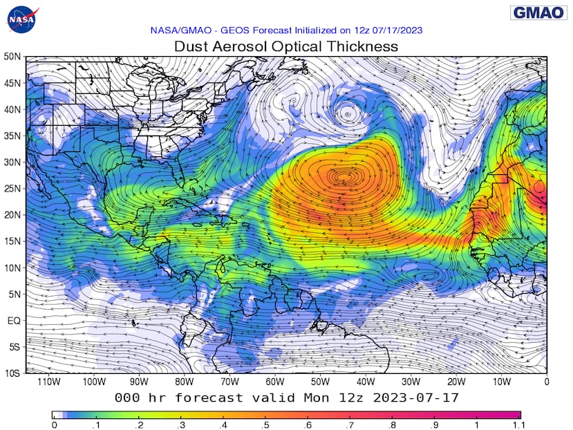 Proyección de modelo de la NASA que muestra la masa de polvo del Sahara sobre Puerto Rico en la mañana del 18 de julio de 2023.