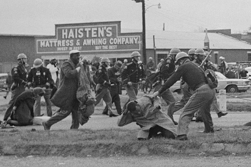 Policías estatales usan porras para dispersar una marcha a favor del derecho civil al voto en Selma, Alabama, el 7 de marzo de 1965. (AP Foto, Archivo)