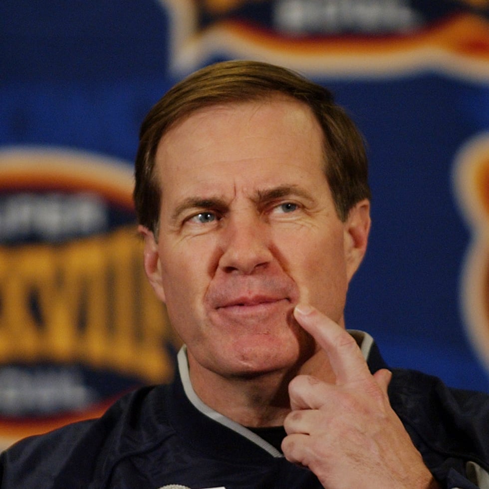 Bill Belichick, entonces dirigente de los Patriots de Nueva Inglaterra, es considerado un "villano" por su personalidad exigente y enfoque despiadado para ganar. Siempre se especuló su tuvo un rol en el escándalo "Deflategate".