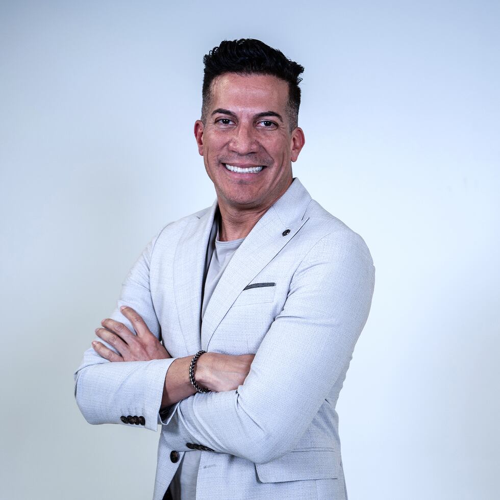 Alex DJ es el animador del programa de juegos "Puerto Rico gana" de Telemundo.