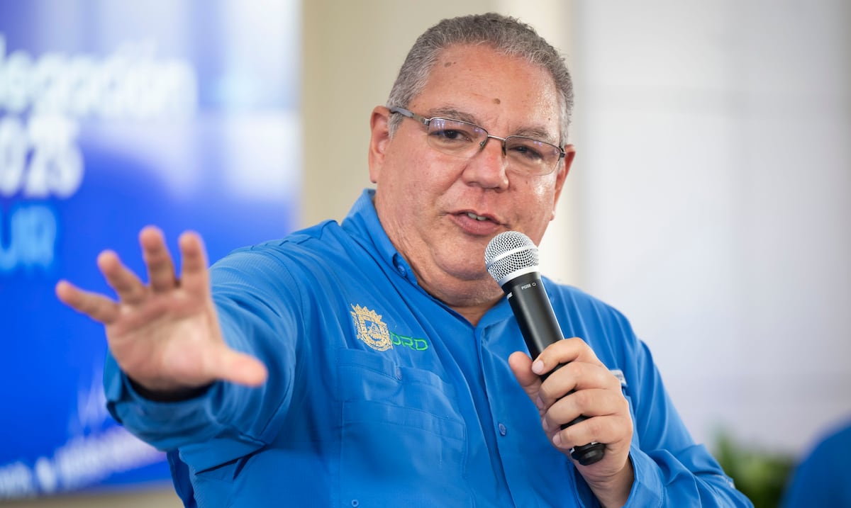Empleada del DRD somete querella administrativa contra el secretario Héctor Vázquez Muñiz