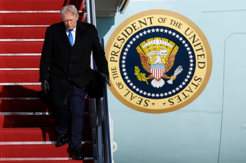 En eventos públicos, a menudo se ve a Trump usando maquillaje para cubrir moretones en sus manos, que la Casa Blanca atribuye a los apretones de manos y al uso regular de aspirina.