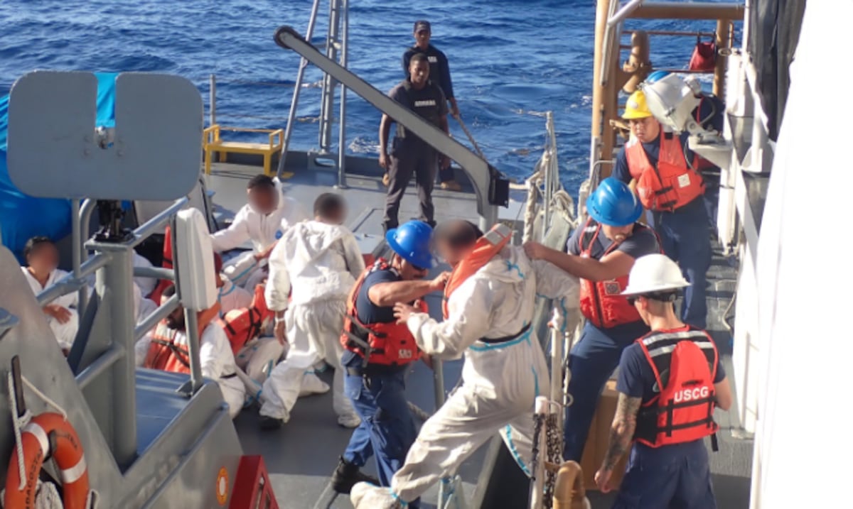 Interceptan embarcación improvisada en el Pasaje de la Mona: repatrian a 21 migrantes