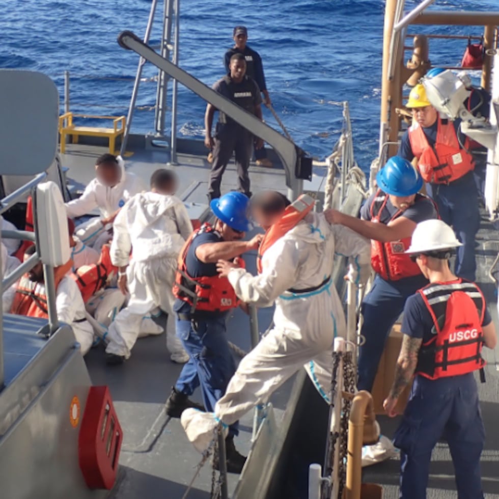 Los migrantes repatriados fueron transferidos a una embarcación de la Armada de la República Dominicana el lunes por la tarde.