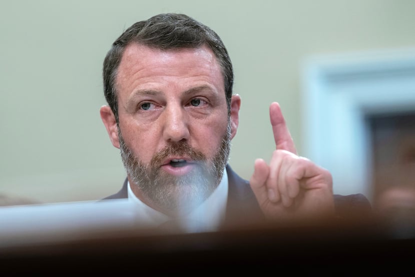 El secretario de Seguridad Nacional, Markwayne Mullin, comparece ante el subcomité de Seguridad Nacional del Comité de Asignaciones de la Cámara de Representantes en el Capitolio, el jueves 25 de junio de 2026, en Washington. (Foto AP/Jose Luis Magana)