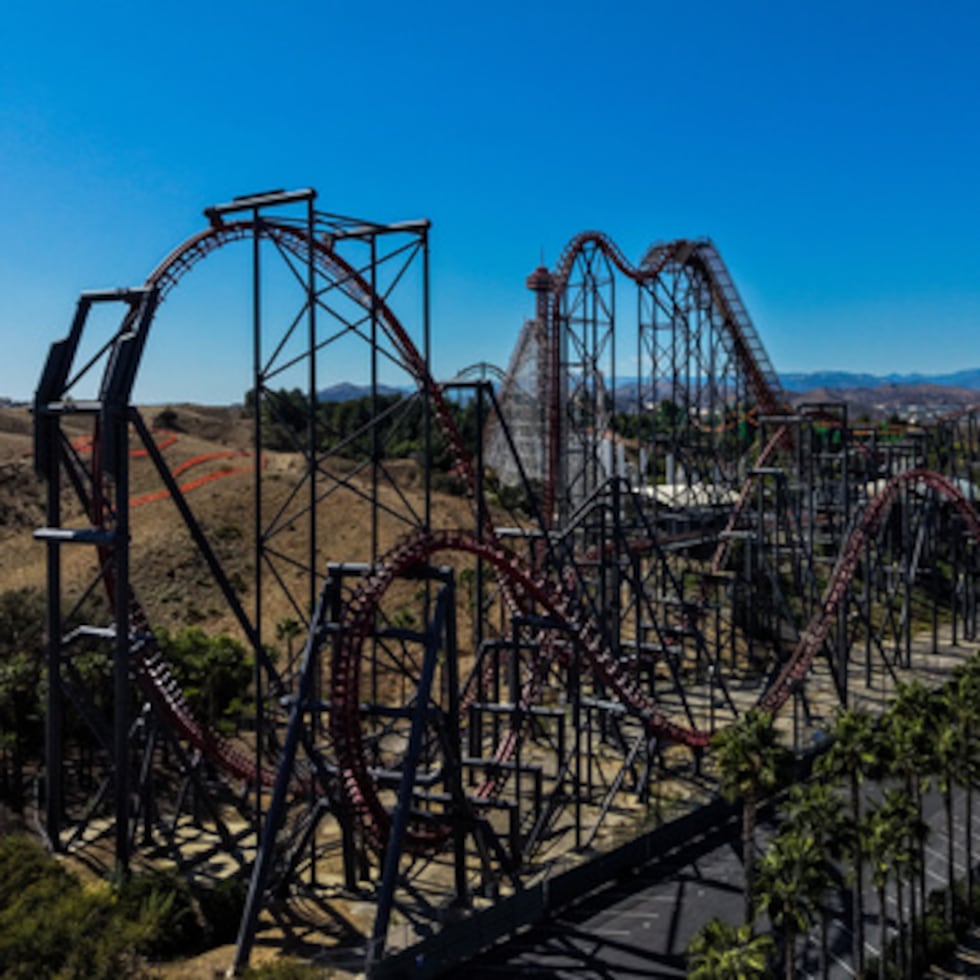 Esta vista aérea muestra la montaña rusa X2 en Six Flags Magic Mountain, en Valencia (California).