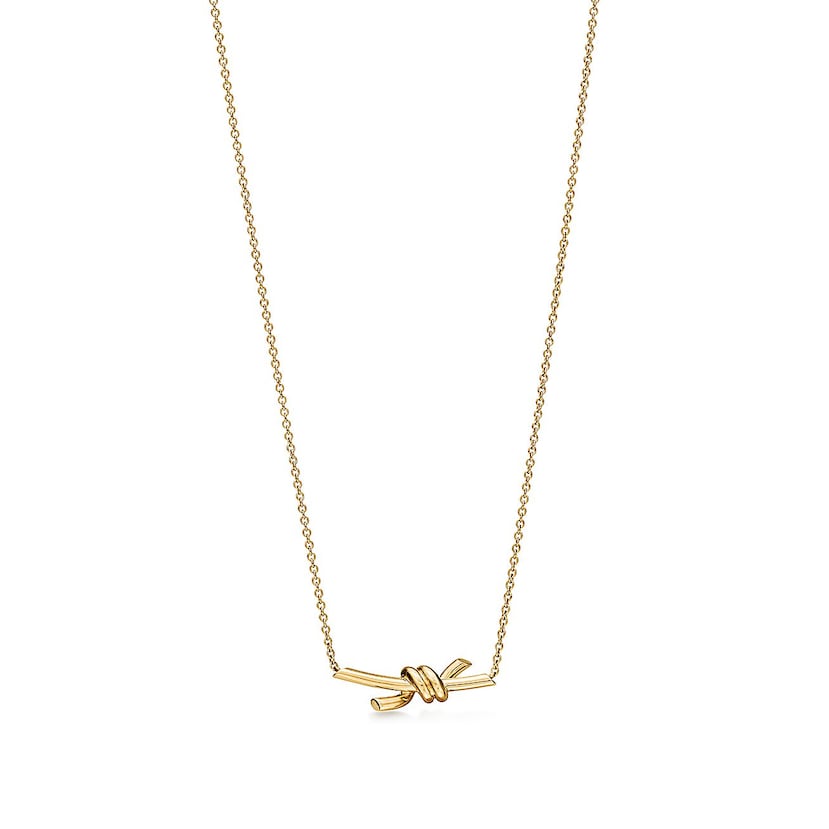 Colgante hecho en oro amarillo de 18 quilates de Tiffany & Co., en el segundo nivel. Solo o combinado con siluetas clásicas, crearás una combinación perfecta.