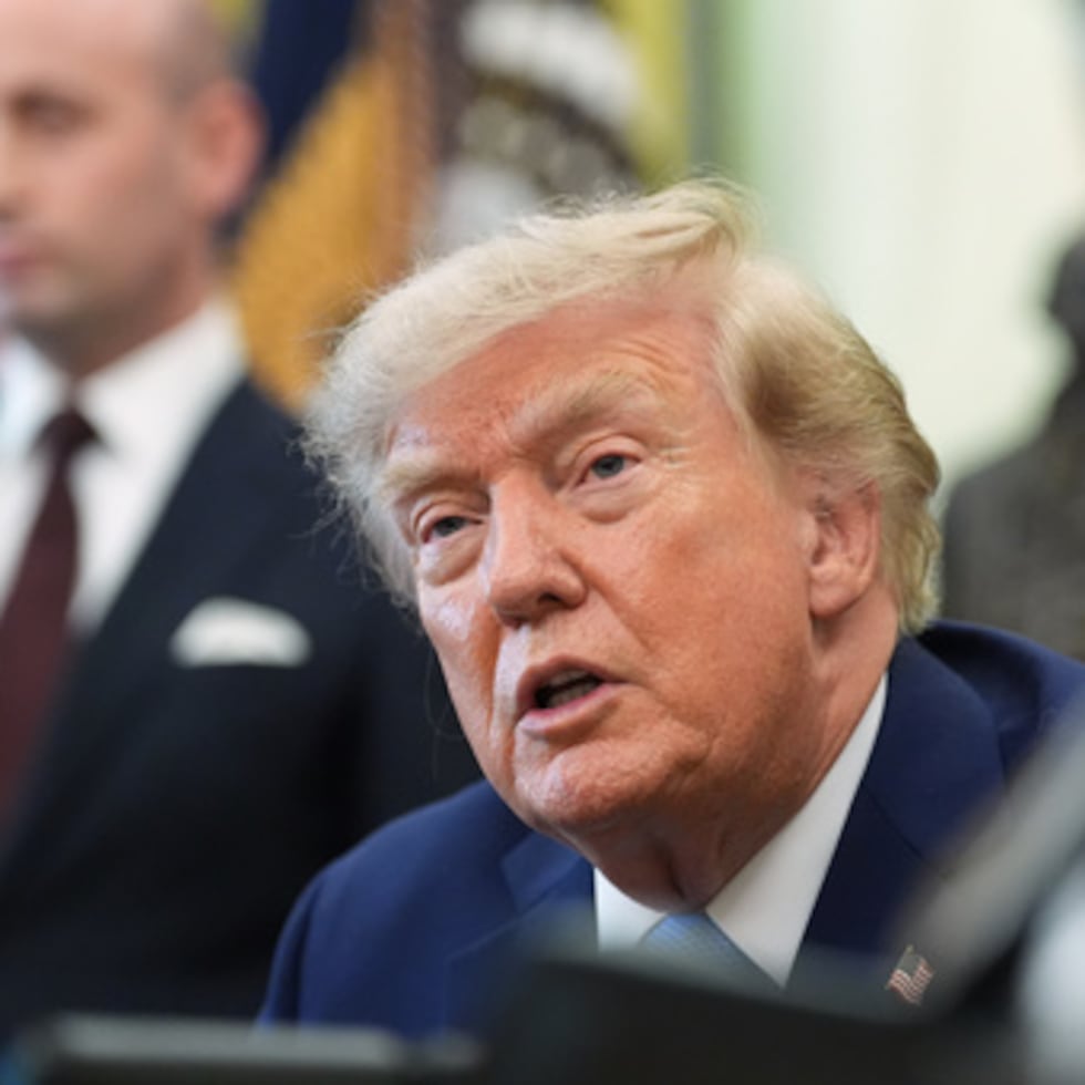 Una segunda orden ejecutiva tiene por objetivo frenar lo que Trump denominó “turismo de maternidad”, al endurecer las restricciones para los visitantes de Estados Unidos que deseen obtener visados.