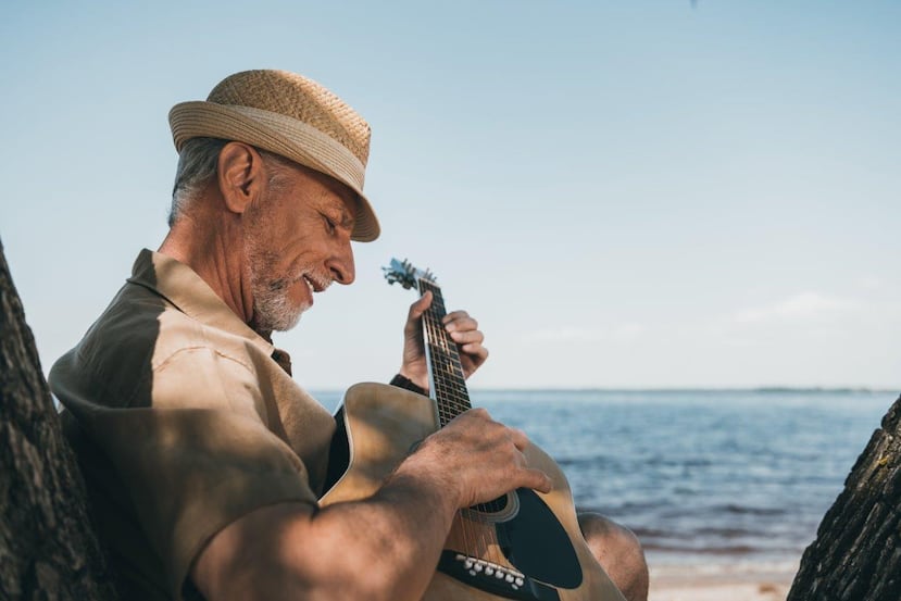 Todas las personas pueden incluir las acciones específicas enumeradas para promover la salud cognitiva, como aprender a tocar un instrumento. (Shutterstock)