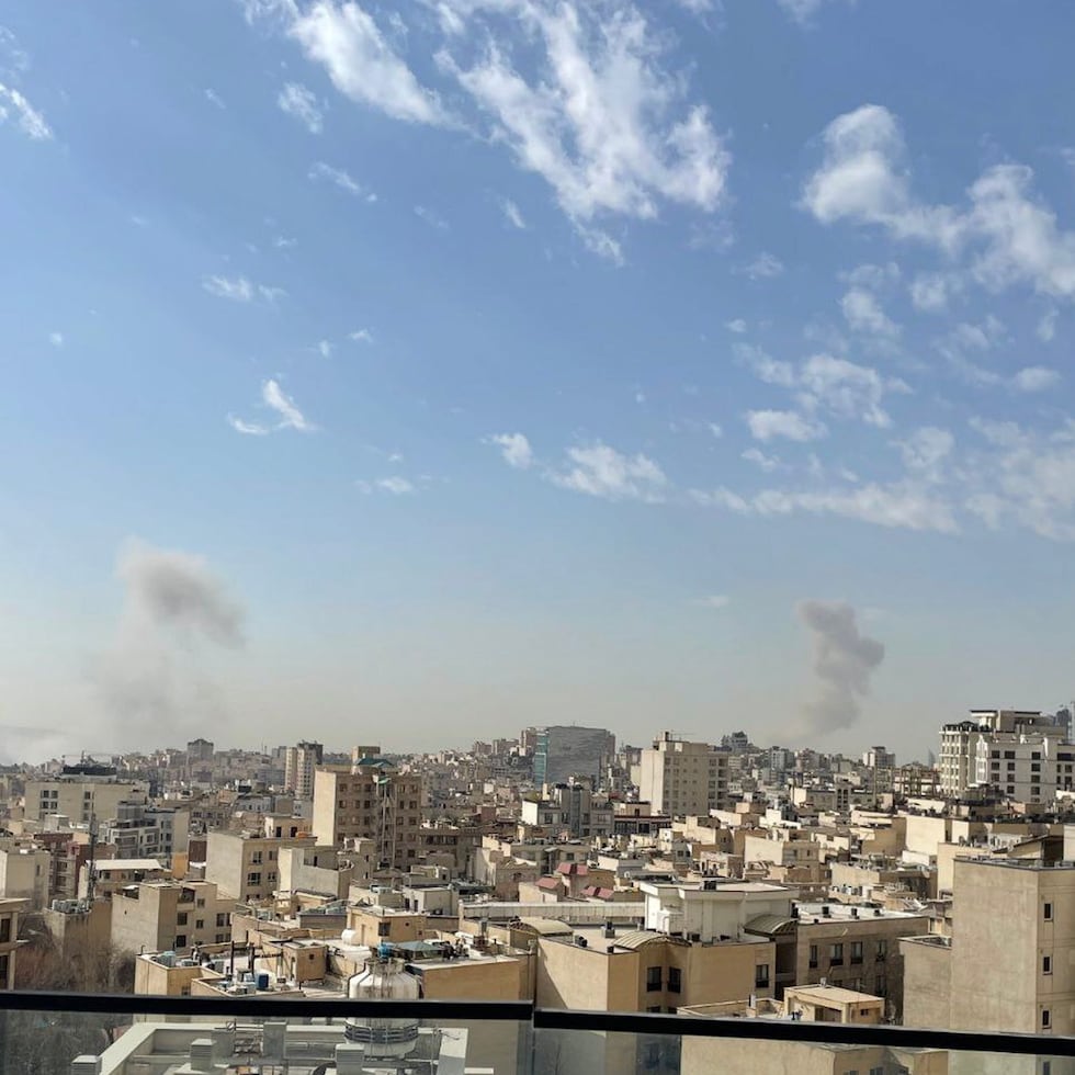 Columnas de humo emergen del centro de Teherán tras un ataque israelí este sábado.