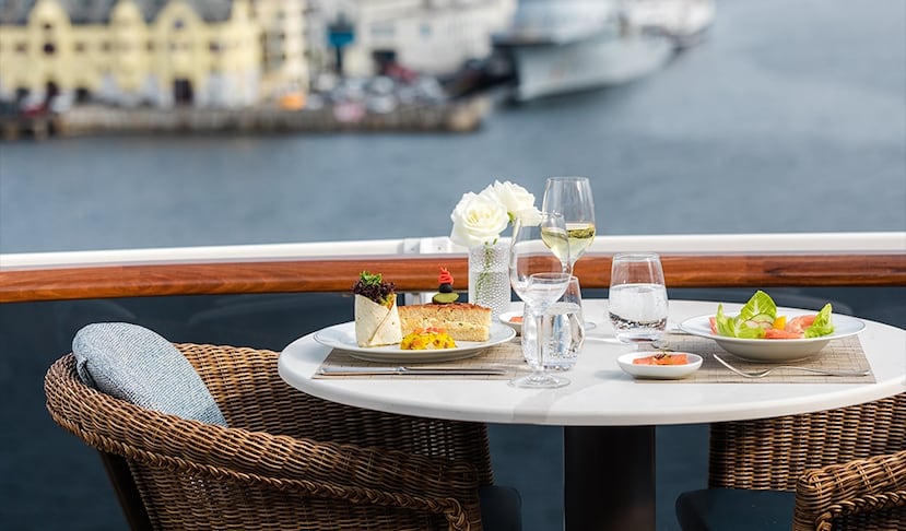 Uno de los mejores elementos que ofrece un crucero, como es el caso del Regent Seven Seas Grandeur, es la gran variedad de comida.