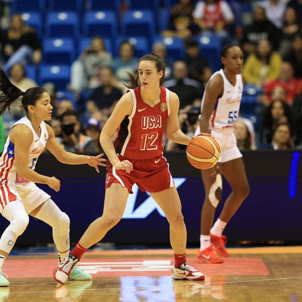 Pamela Rosado (izquierda) defiende a Caitlin Clark (12) durante el partido. Al fondo aparece Jackeline Benítez.