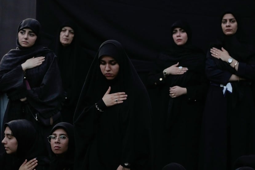 Varias mujeres se dan golpes de pecho durante una ceremonia de duelo en Teherán, Irán, el jueves 18 de junio de 2026, antes del Ashura, la festividad que conmemora el martirio en el siglo VII del nieto del profeta Mahoma, Husayn, quien murió en la batalla de Karbala, en el actual Irak. (AP Foto/Vahid Salemi)