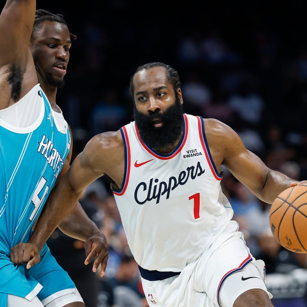 James Harden, de los Clippers, intenta penetrar hacia el canasto ante Sion James, de los Hornets de Charlotte.