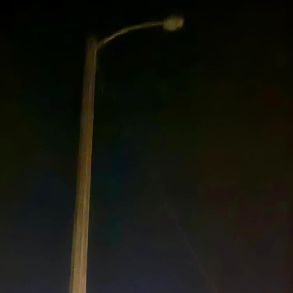 Una foto suministrada por el Municipio de Guayama que muestra uno de los postes a oscuras.