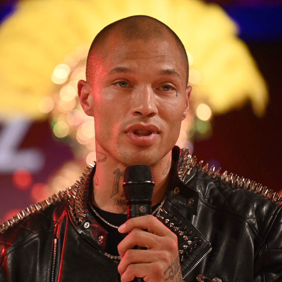 El modelo Jeremy Meeks se encuentra en el escenario del “Lambertz Monday Night” del fabricante de confitería Lambertz.