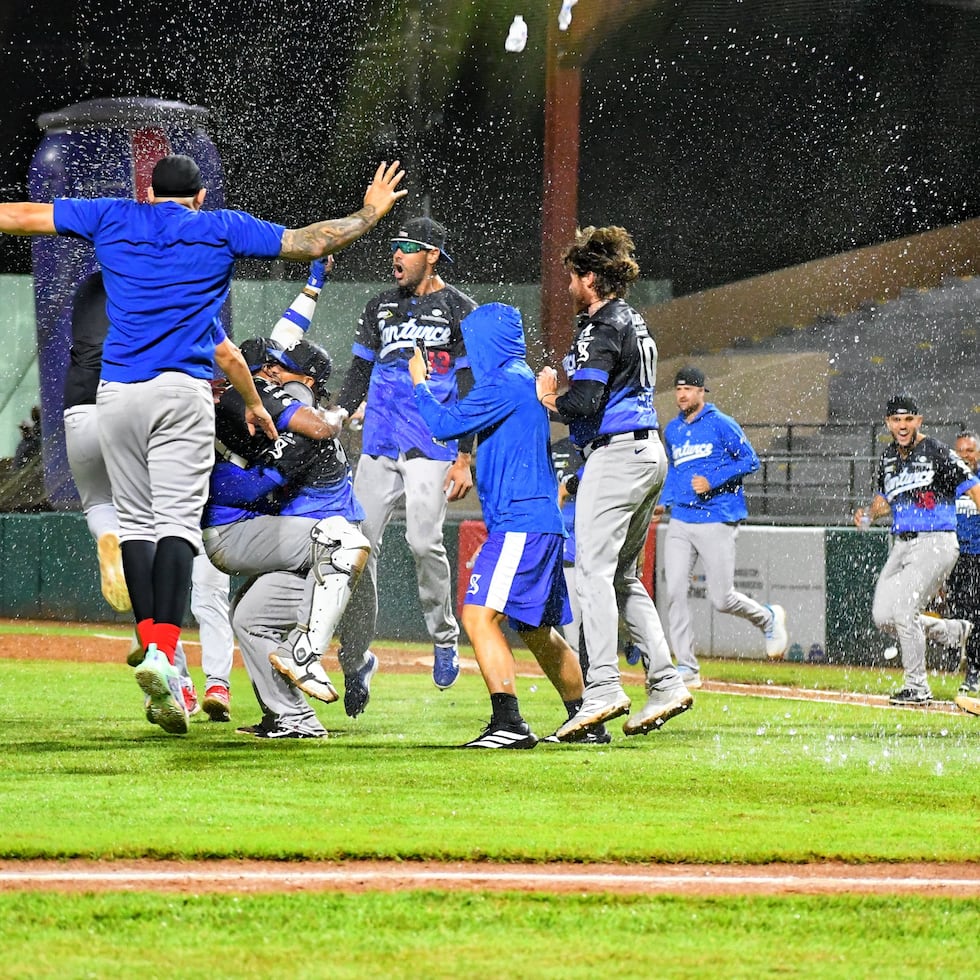 Los Cangrejeros celebran la dramática victoria en entradas extra contra los Criollos en Caguas para pasar a la final de la LBPRC. Foto- Carmen Vélez