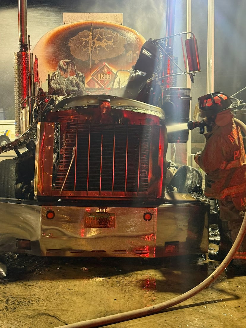 Un camión que despachaba gasolina se incendió en una gasolinera Gulf en Hatillo. No hubo heridos, informó la Policía.