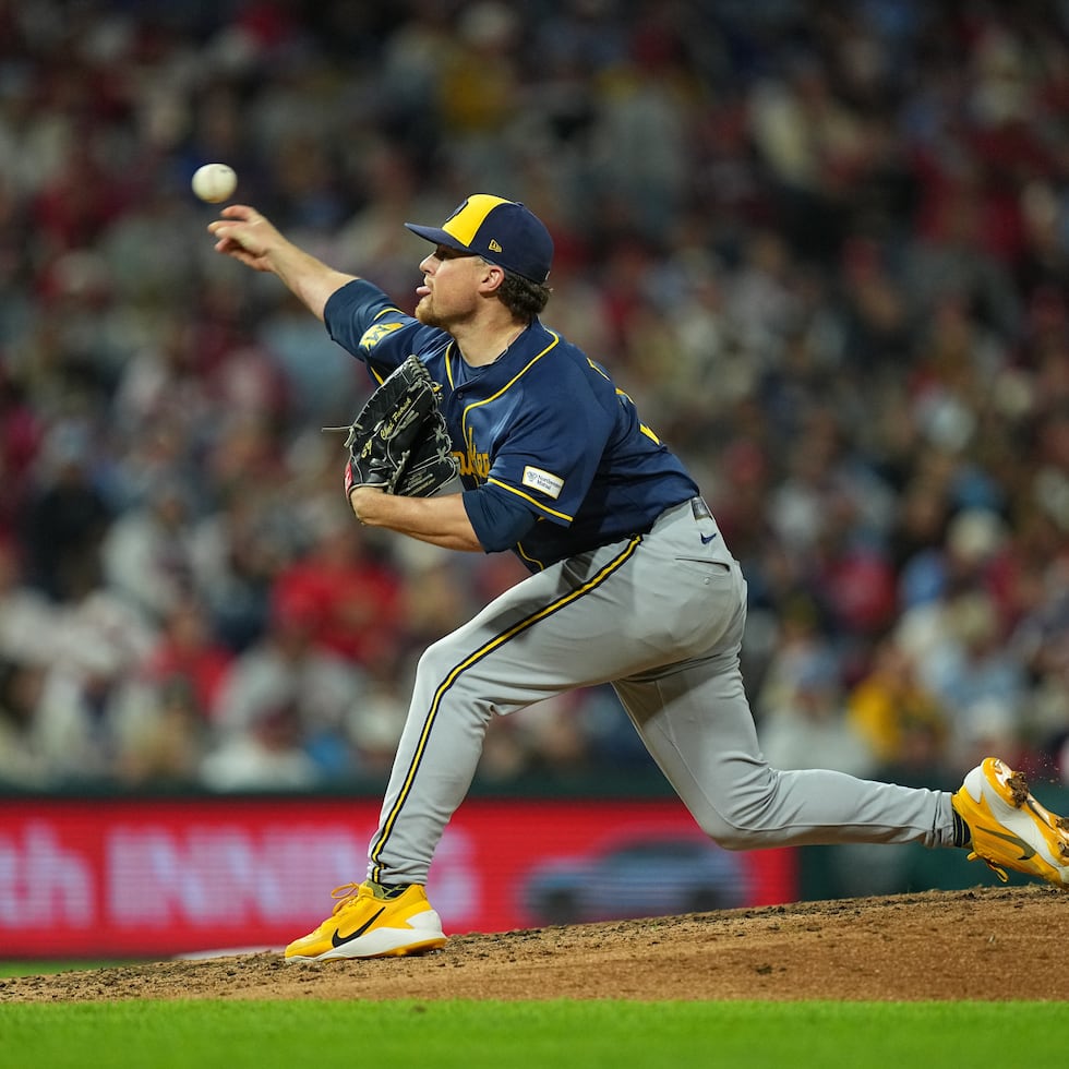 El lanzador Chad Patrick, de los Brewers de Milwaukee, lanza durante la cuarta entrada de un partido de béisbol contra los Phillies de Filadelfia, el 24 de septiembre de 2026, en Filadelfia. (Foto AP/Matt Rourke)