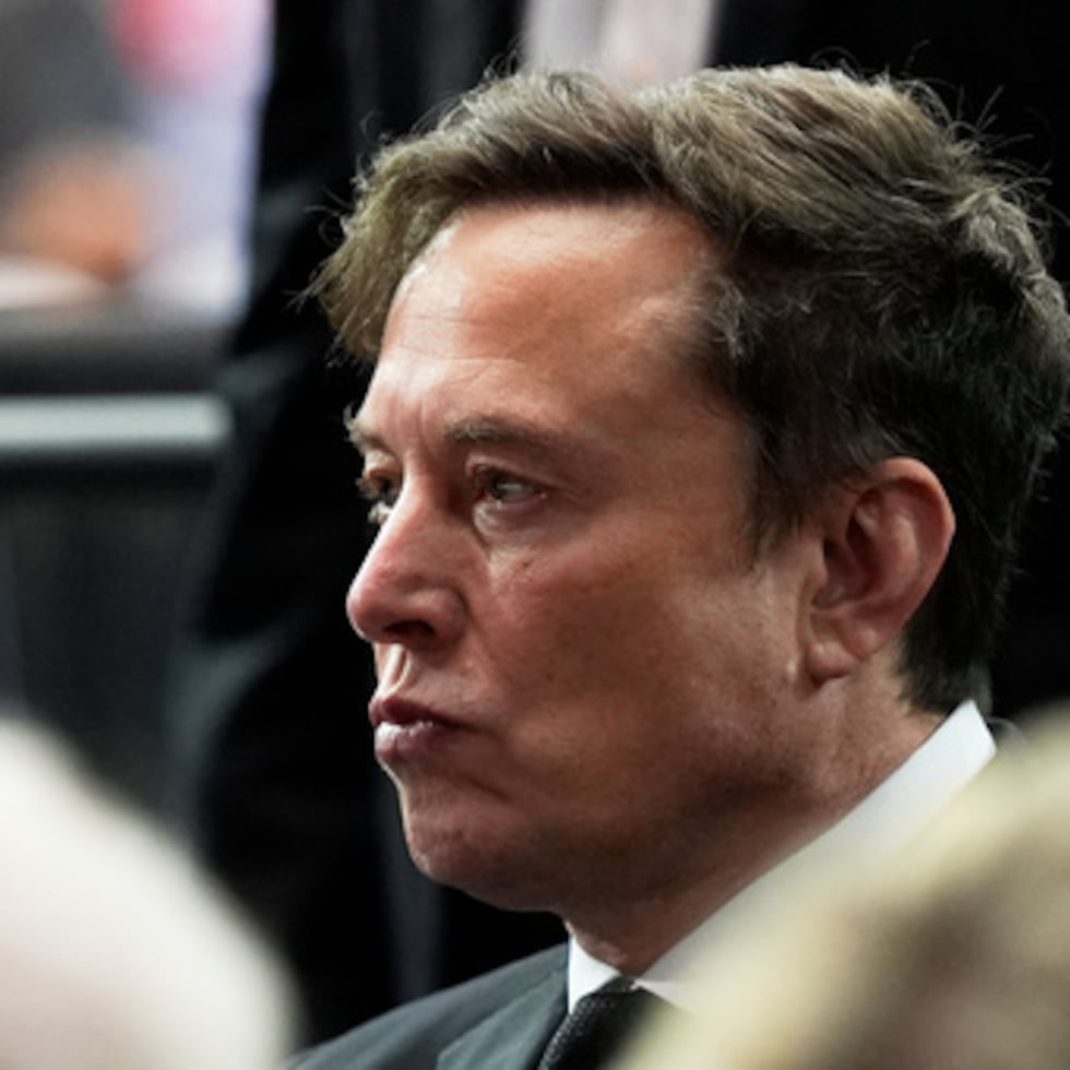 ARCHIVO - Elon Musk asiste a un acto en memoria del activista conservador Charlie Kirk, el domingo 21 de septiembre de 2025, en el State Farm Stadium en Glendale, Arizona (AP Photo/Julia Demaree Nikhinson, File)