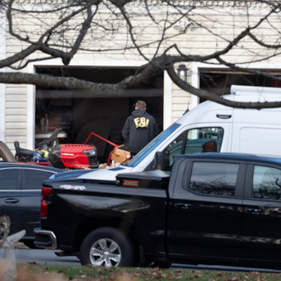 Un agente del FBI entra en el garaje de la casa donde realizaron un arresto, en Woodbridge, Virginia, el jueves 4 de diciembre de 2025. (AP Photo/Cliff Owen)