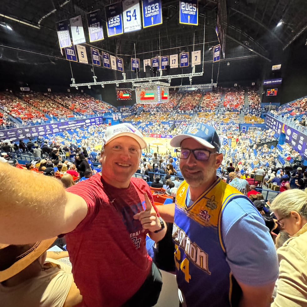 Brent Folan junto a su amigo, Fernando, quien lo llevó a un partido de la final del BSN en el Coliseo Rubén Rodríguez, hogar de los Vaqueros.