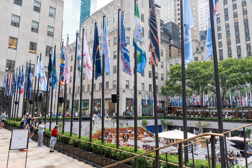 Fotografía que muestra algunas de las banderas de los 50 estados y territorios que conforman la nación estadounidense, que forman parte de la iniciativa 'United Flags of Fashion', desplegadas este miércoles en el Rockefeller Plaza en Nueva York