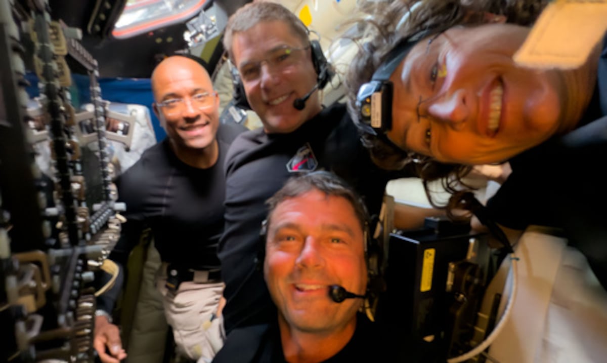 Astronautas del Artemis II realizan una llamada de larga distancia a la estación espacial