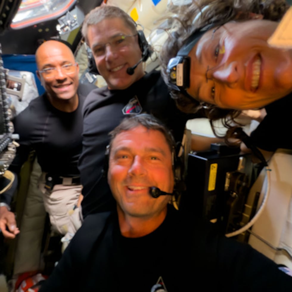 El Control de Misión de Houston organizó la charla cósmica entre los cuatro viajeros lunares y los tres residentes de la NASA y el francés de la estación espacial.