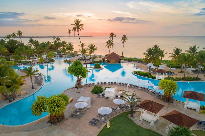 La iniciativa consiste en un certificado para una estadía gratis de tres días y dos noches, para dos personas, en habitación con vista al jardín. Arriba, la piscina del Hyatt Regency Grand Reserve Puerto Rico.