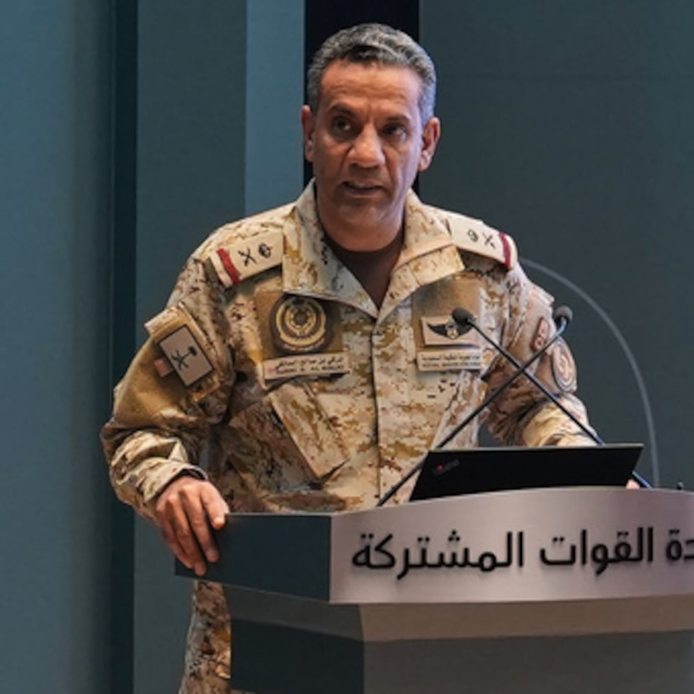 El comunicado del aeropuerto se publicó mientras los hutíes de Yemen, respaldados por Irán, seguían lanzando drones y misiles hacia la capital saudí.