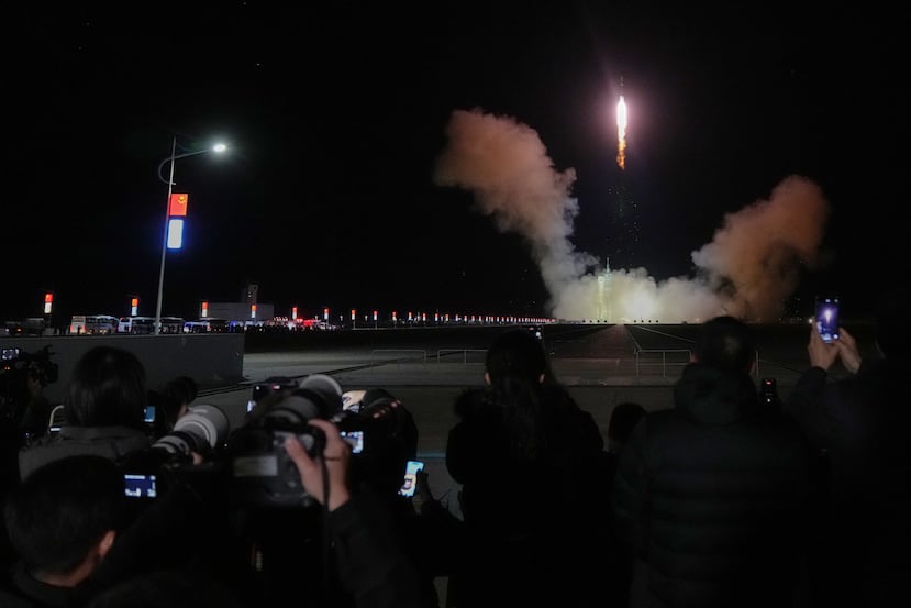 Periodistas filman el lanzamiento del cohete chino Larga Marcha 2F, que transporta a tres astronautas para la misión espacial tripulada Shenzhou 21, con destino a una estación espacial, en el Centro de Lanzamiento de Satélites de Jiuquan, en Jiuquan, noroeste de China, el viernes 31 de octubre de 2025. (Foto AP/Andy Wong)