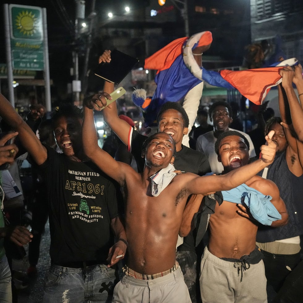 Un grupo de aficionados festeja la clasificación de Haití para el Mundial.