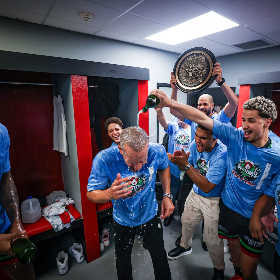 Rafael "Pachy" Cruz -al centro- y los Santeros celebraron su pase a la final luego de eliminar a los Leones en el Auditorio Juan "Pachín" Vicens.