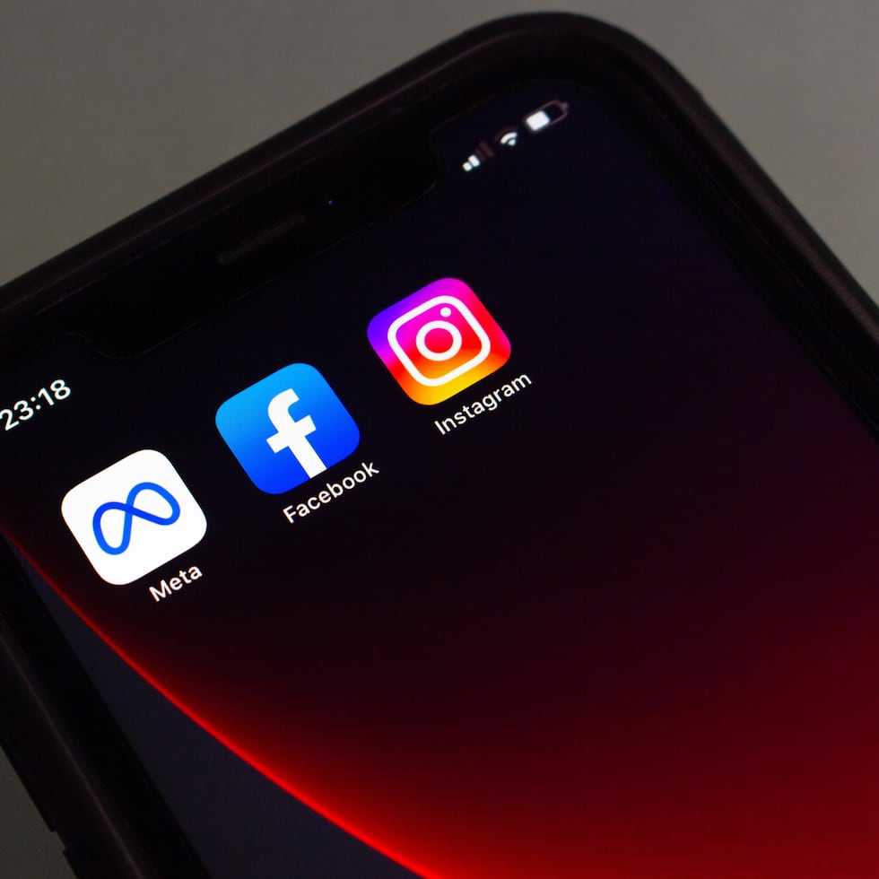 Imagen que muestra los iconos de las aplicaciones de Facebook e Instagram, ambas propiedad de Meta.