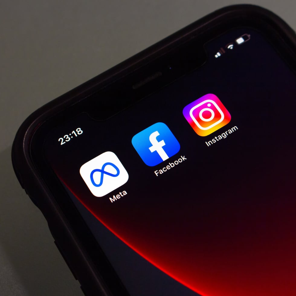 Imagen que muestra los iconos de las aplicaciones de Facebook e Instagram, ambas propiedad de Meta, en la pantalla de un iPhone.