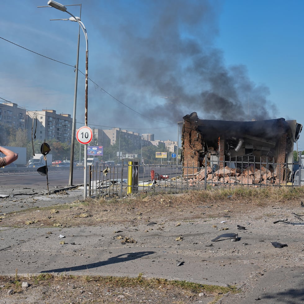 Al menos catorce personas, entre ellas siete niños, han resultado heridas en este ataque con un dron ruso. En la foto de Archivo, un hombre reacciona a ataque a una estación de gasolina en Kyiv, Ucrania el pasado 11 de septiembre.
